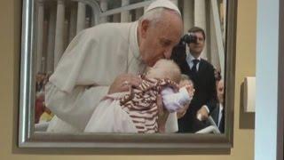 Pope held sick baby, what happened next is amazing