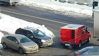 Красный модуль на Hilux. Выезд за ворота.