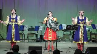 "АХ, ГОЛУБАЯ НОЧЬ" исполняет трио Архангельского СДК, аккомпанирует Лиля Беседина.