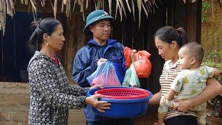 The kind man and his mother visited Linh Ca. Picking grapefruit in the forest