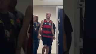 FILIPE LUIS CHEGOU NO JOGO DECISIVO DO #FLABASQUETE AO SOM DE “VAMOS VIRAR MENGO”!
