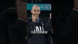 A Chinese on the podium don't know WHY Italians "biting" their medals