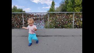 Baby lernt Laufen - vom Krabbeln bis zum Gehen