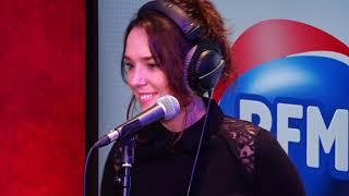 Zaz chante "Que Vendra" dans les studios de RFM