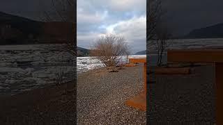 Ледоход на Енисее у села Овсянка у Восточных Саян