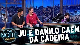 Danilo e Juliana brigam e acabam caindo durante entrevista | The Noite (23/11/16)