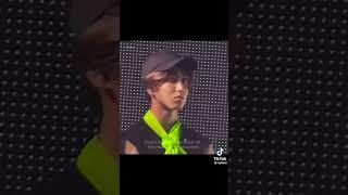 Han Jisung crying during Chan and Changbin’s speeches #straykids